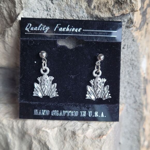 New! 🐸 Silver Frog Dangle Earrings, Great Gift! - Picture 1 of 3